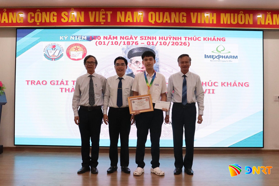 42 học sinh được trao giải khuyến tài Huỳnh Thúc Kháng
