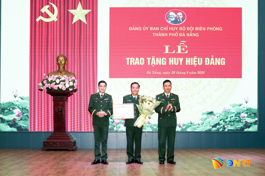 Đảng ủy Bộ đội Biên phòng Đà Nẵng trao tặng Huy hiệu Đảng cho đảng viên