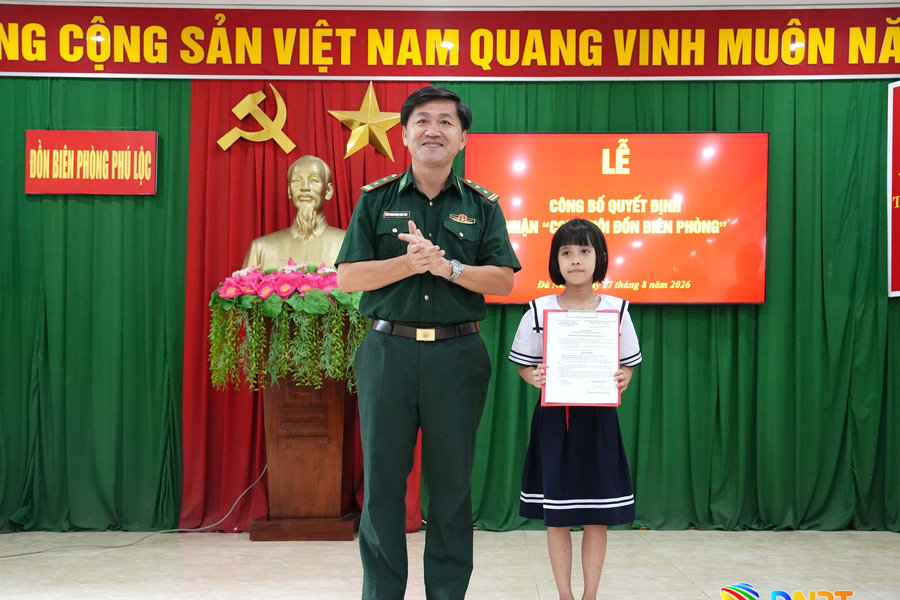 Đồn Biên phòng Phú Lộc nhận con nuôi và trao quà cho học sinh đỡ đầu