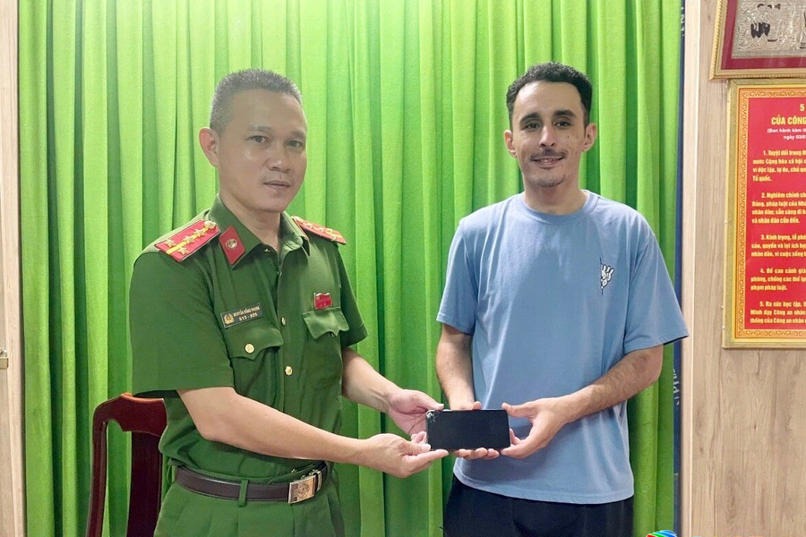 Công an phường Điện Bàn hỗ trợ du khách nước ngoài tìm được tài sản bị thất lạc