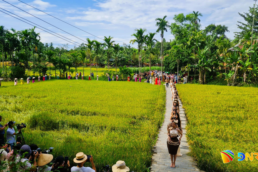 Độc đáo trình diễn thời trang mo cau