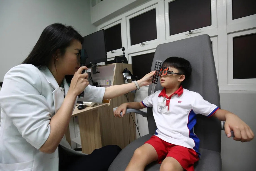 Các quốc gia triển khai chiến lược đối phó bệnh cận thị ở trẻ em