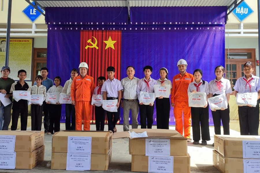 Công ty Cổ phần Thủy điện A Vương tiếp sức học sinh vùng cao Bến Hiên đến trường