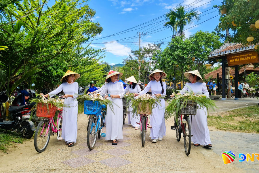 Rộn ràng Làng cổ Lộc Yên
