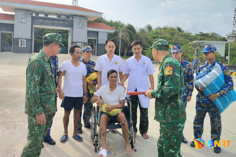 Bàn giao 32 ngư dân Đà Nẵng gặp nạn trên biển cho tàu Trường Sa 18