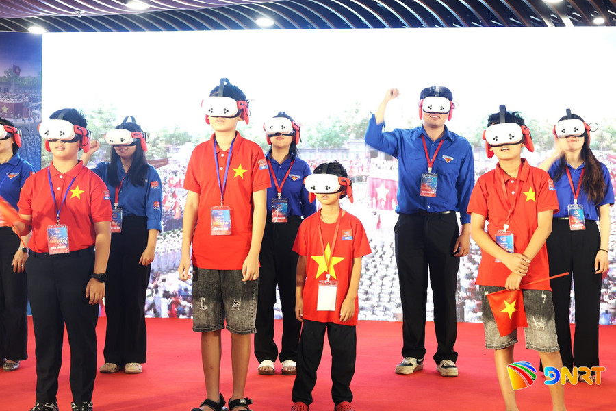 Da Nang residents, tourists enthralled by virtual journey back to 1945