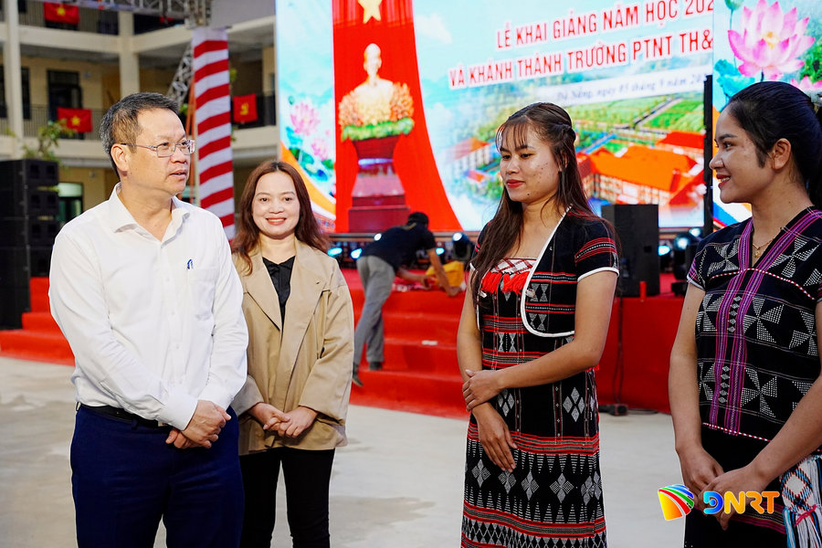 Chủ tịch UBND thành phố Nguyễn Mạnh Hùng kiểm tra công tác chuẩn bị khai giảng năm học mới tại xã Tây Giang