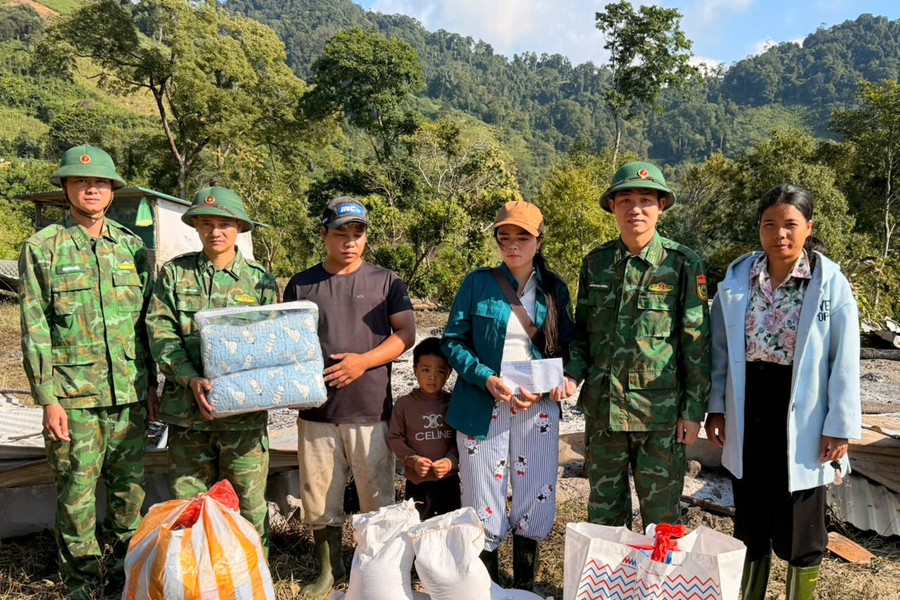 Đồn Biên phòng Ga Ry hỗ trợ dập tắt đám cháy nhà rẫy của người dân