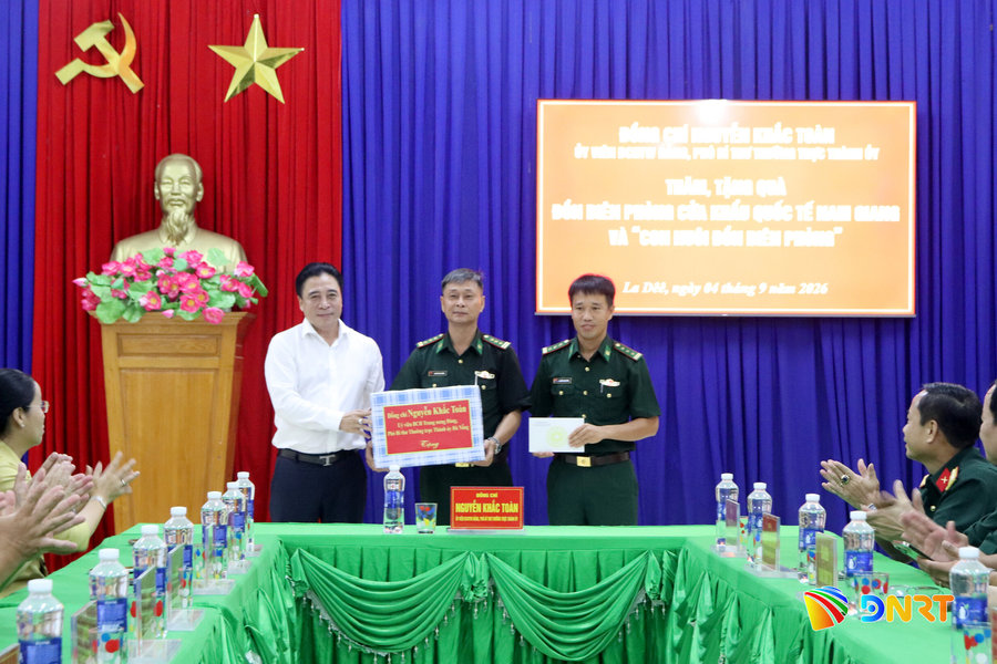 Phó Bí thư Thường trực Thành ủy Nguyễn Khắc Toàn thăm Đồn Biên phòng Cửa khẩu quốc tế Nam Giang