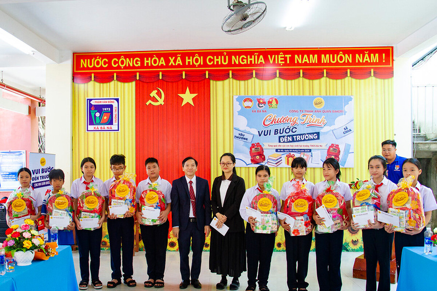 Trao 40 phần quà năm học mới cho học sinh 2 xã Bà Nà, Hòa Tiến