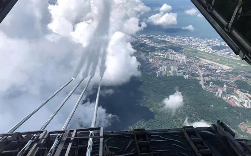 Malaysia “gieo mây” tạo mưa, chống khói mù