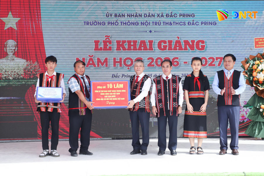 Chủ tịch HĐND thành phố Nguyễn Đức Dũng dự khai giảng tại Trường Phổ thông nội trú liên cấp Tiểu học - THCS Đắc Pring