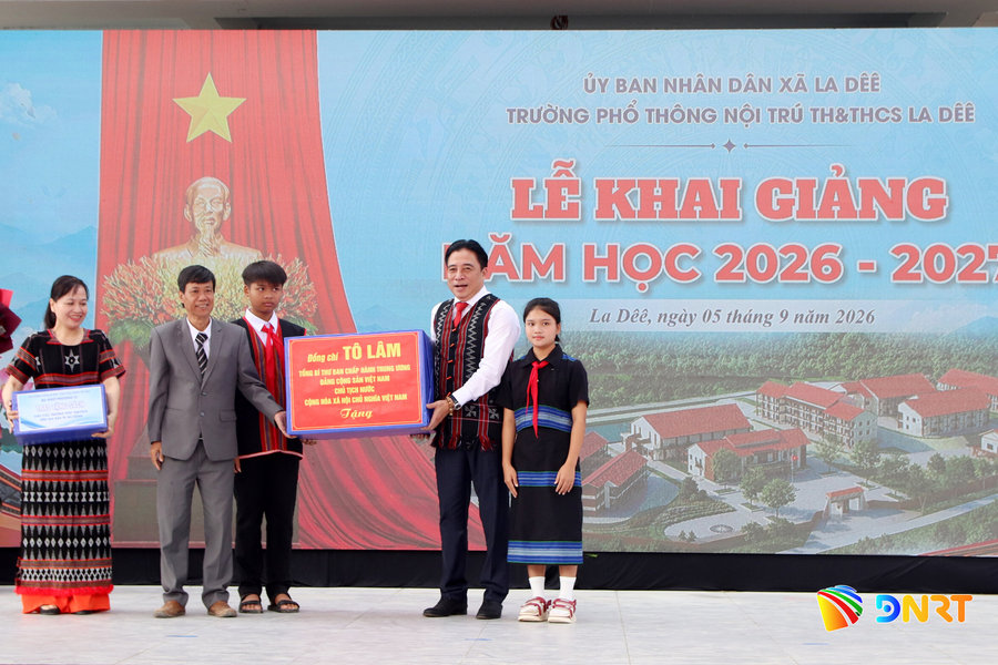 Phó Bí thư Thường trực Thành ủy Nguyễn Khắc Toàn dự lễ khai giảng Trường Phổ thông nội trú Tiểu học và THCS La Dêê