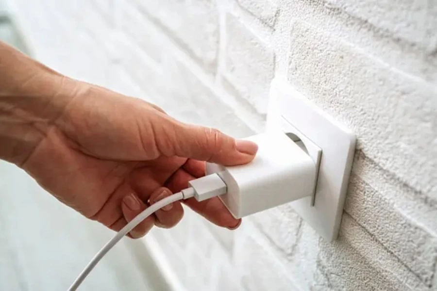 Thói quen cắm sạc điện thoại liên tục: Những rủi ro kỹ thuật và nguy cơ quá tải nguồn điện