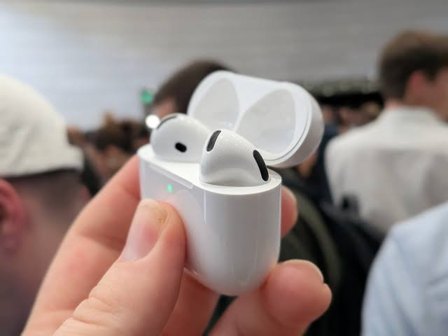 Mẫu tai nghe AirPods Ultra tích hợp camera nhận diện vật thể thông minh của Apple bị rò rỉ