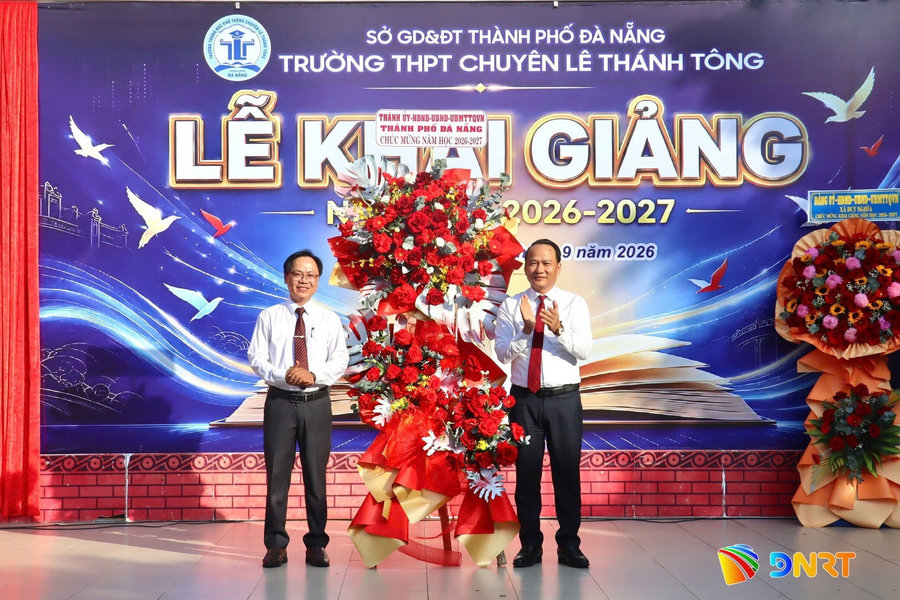 Phó Bí thư Thành ủy, Chủ tịch Ủy ban MTTQ Việt Nam thành phố Đà Nẵng Nguyễn Đình Vĩnh dự lễ khai giảng Trường THPT chuyên Lê Thánh Tông