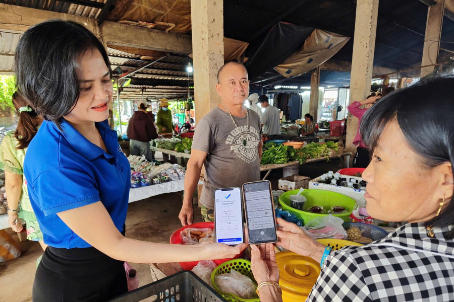 Xã Thăng Phú triển khai mô hình thanh toán không dùng tiền mặt tại các chợ
