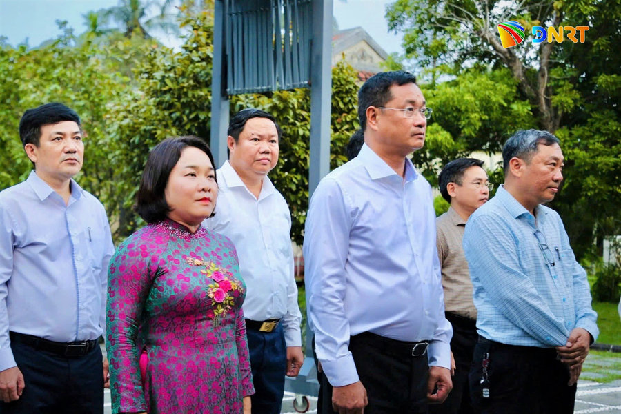 Bí thư Thành ủy Lê Ngọc Quang dâng hương tưởng niệm Chủ tịch Hội đồng Nhà nước Võ Chí Công