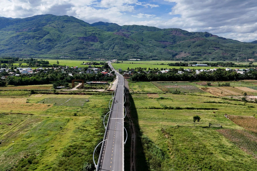 Khơi thông mặt bằng đường dẫn những cây cầu gặp vướng