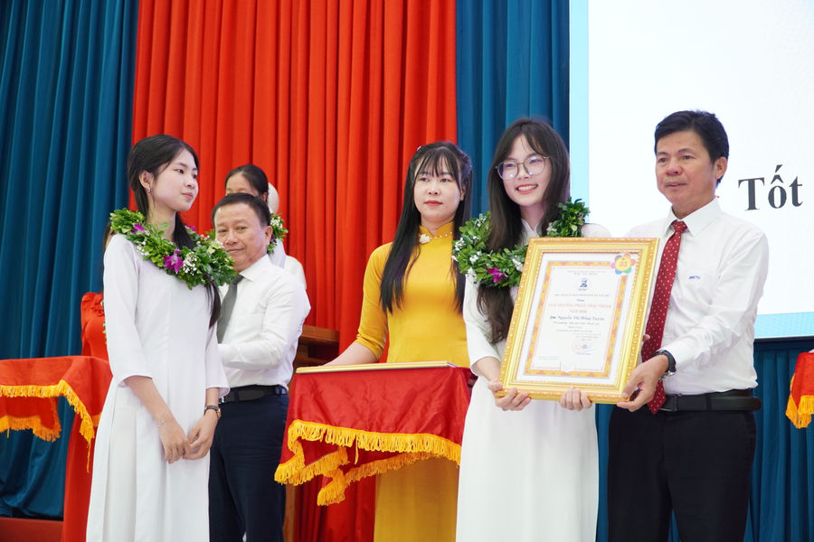 Các xã Tây Hồ, Chiên Đàn và Phú Ninh trao giải thưởng Phan Châu Trinh cho 78 cá nhân