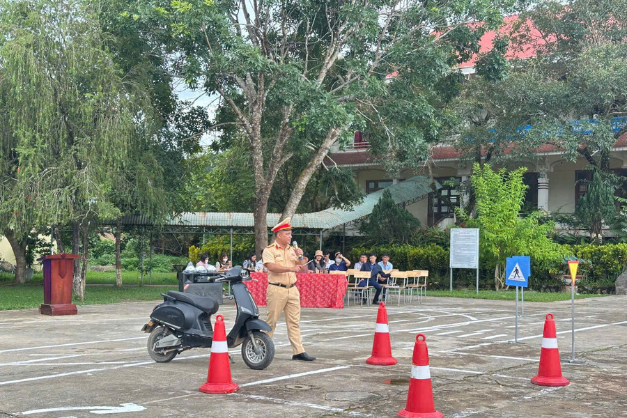 Tuyên truyền an toàn giao thông cho học sinh vùng biên giới