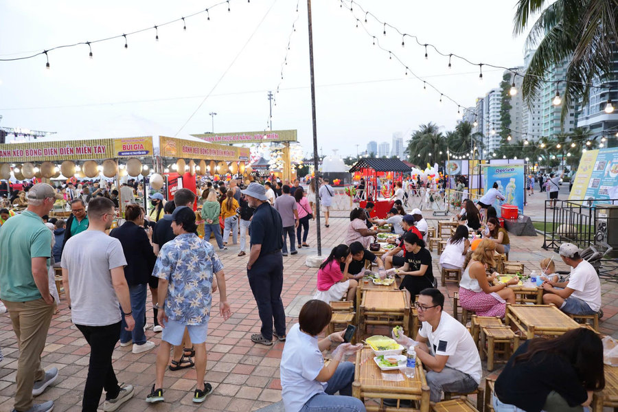 Travel trend of sharing meals with Vietnamese families