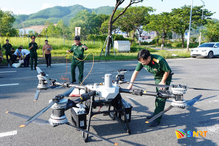 Bộ Chỉ huy Quân sự thành phố Đà Nẵng thử nghiệm drone tải hàng phục vụ ứng phó thiên tai