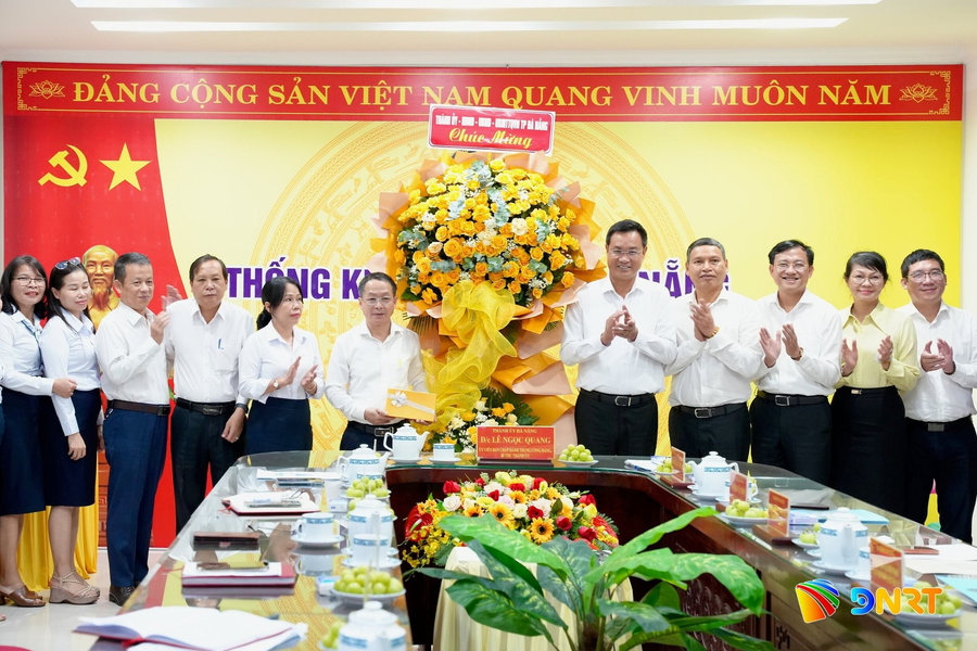 Bí thư Thành ủy Lê Ngọc Quang thăm, chúc mừng Thống kê thành phố