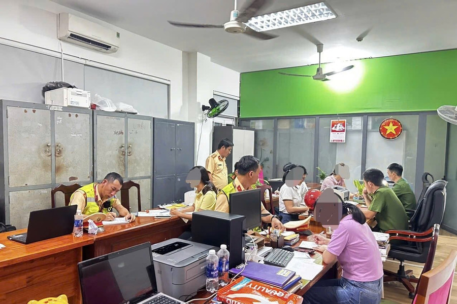 Ngồi giữa đường đèo Hải Vân chụp ảnh, 6 phụ nữ bị xử phạt